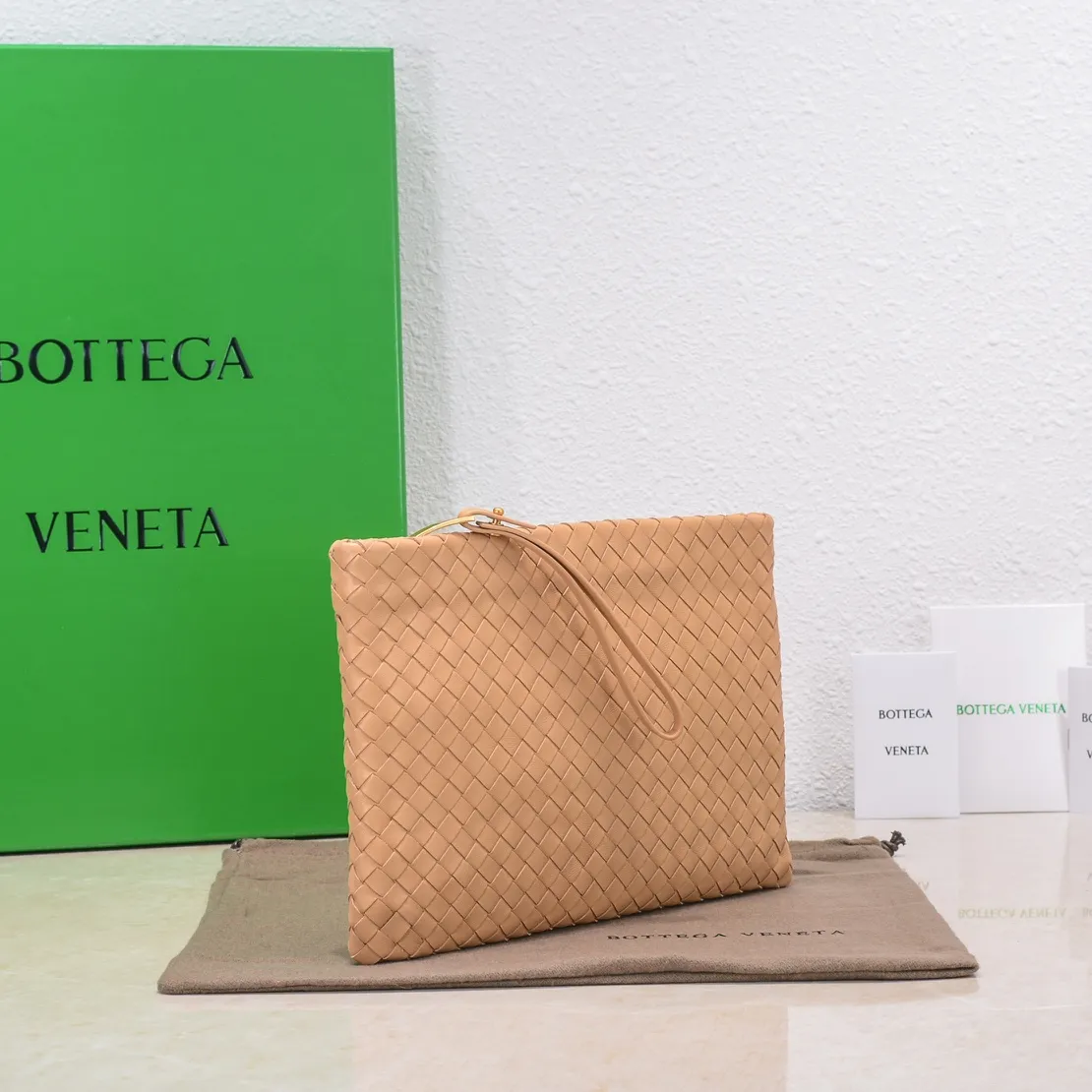 Bv 2022 new woven sheepskin handbag with woven fabric lining. This handbag continues the previous iconic weaving process. The leather is fine and genuine and feels very soft, and the overall shape is excellent. There are multiple card slots inside to store artifacts in an orderly manner. It looks casual, but it is the finishing touch to your whole body. Best choice for gifts or personal use. Size: 30cm, model: 80-2#